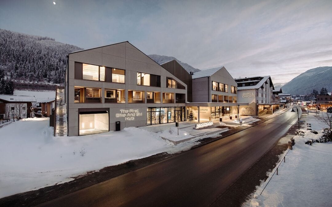 Außenaufnhame vom Hotel Dips ans Drops in Flachau in Abenddämmerung im Winter