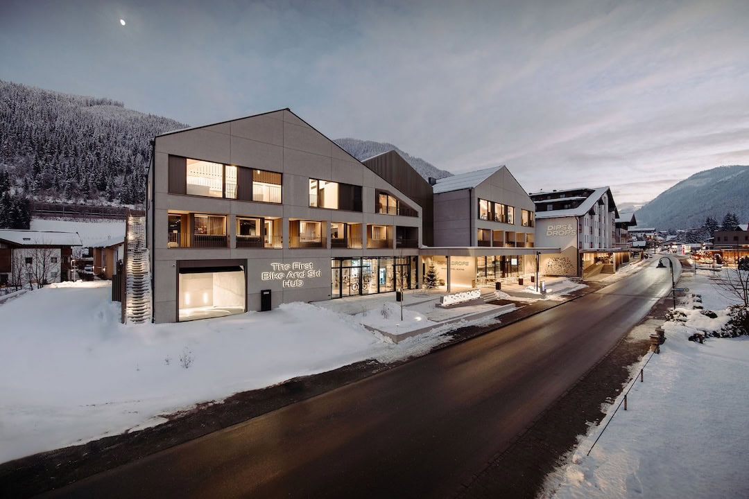 Außenaufnhame vom Hotel Dips ans Drops in Flachau in Abenddämmerung im Winter