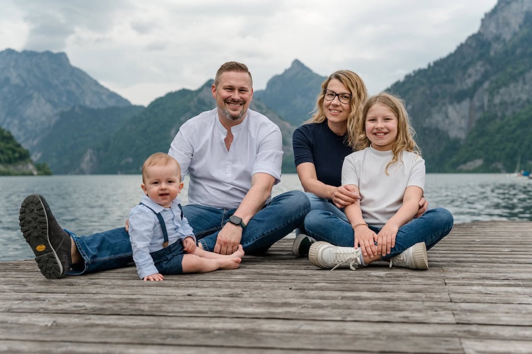 Ein Foto von Familie Leitner vom Landhotel Post Ebensee sitzend auf einem Steg an einem See