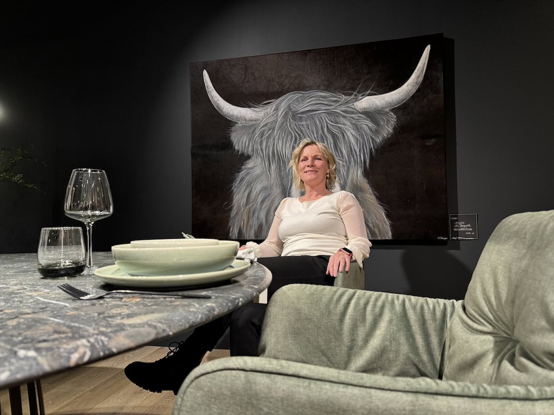 biancaImageGrid_Team_01 Geschäftsführerin Bianca Lechner auf einem bequemen Stuhl sitzend.