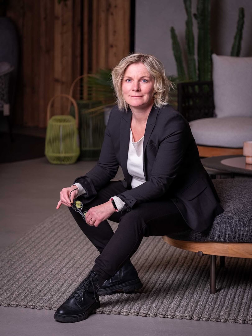 GeschäftsführerinBianca_Portrait_01 Ein Foto von Geschäftsführering Bianca Lechner, sitzend auf einem Sofa